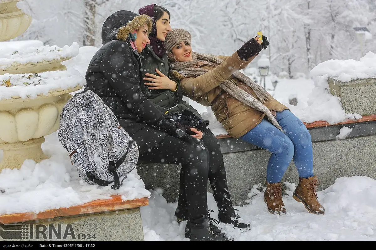 شادی پایتخت‌نشینان از برف زمستانی