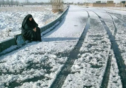 دلتنگی های دلسوزانه مادرشهید در مرز چذابه با دیدن تصویر فرزندش + فیلم