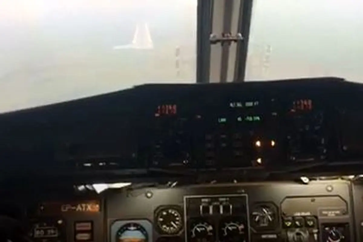 برخورد عقاب با هواپیمای در حال لندینگ