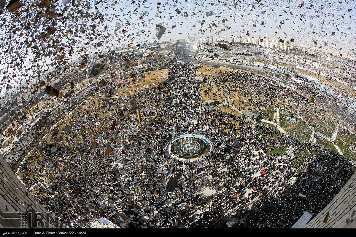 حضور باشکوه مردم در راهپیمایی ۲۲ بهمن از فراز برج آزادی