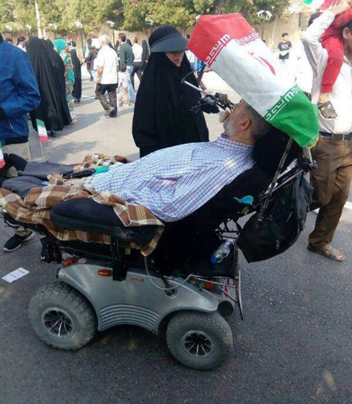 بدون پا هم پای انقلاب ایستاده است +عکس