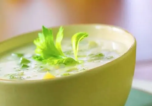 طرز تهیه سوپ کرفس با بافتی کرمی و دلنشین

