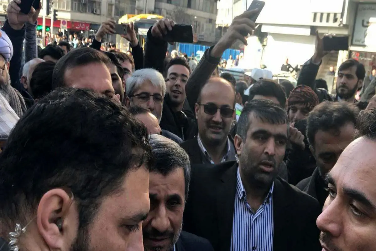 احمدی نژاد مقابل دادگاه تجدیدنظر بقایی+عکس