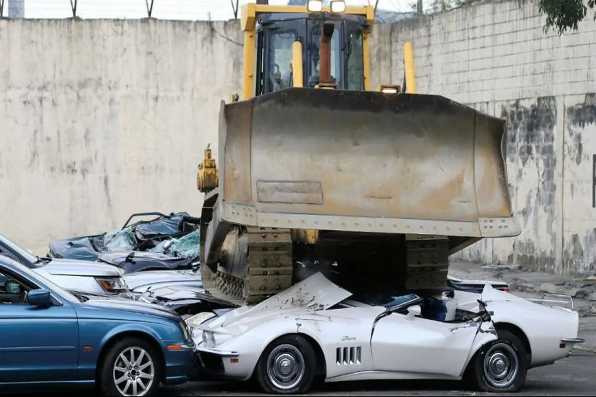 نابودی خودروهای لوکس قاچاق در حضور رئیس‌جمهور فیلیپین