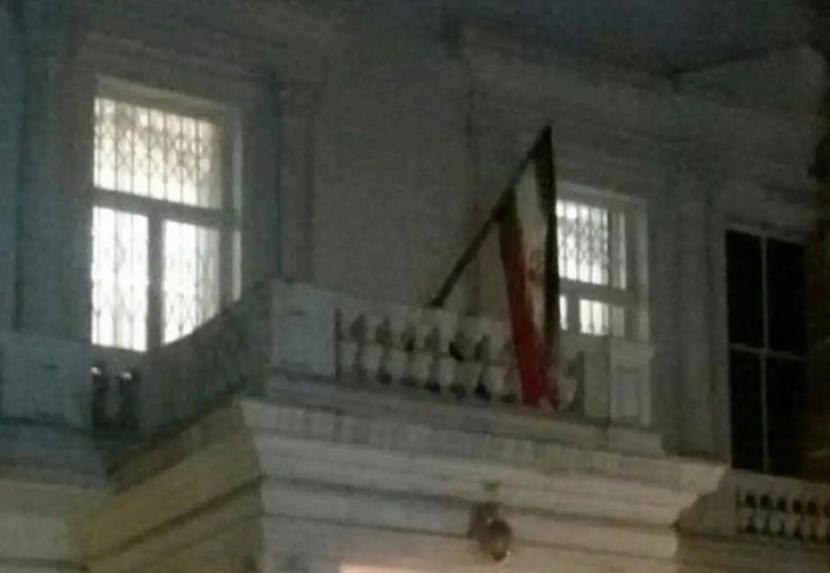 اهتزاز پرچم ایران در سفارت کشورمان در لندن