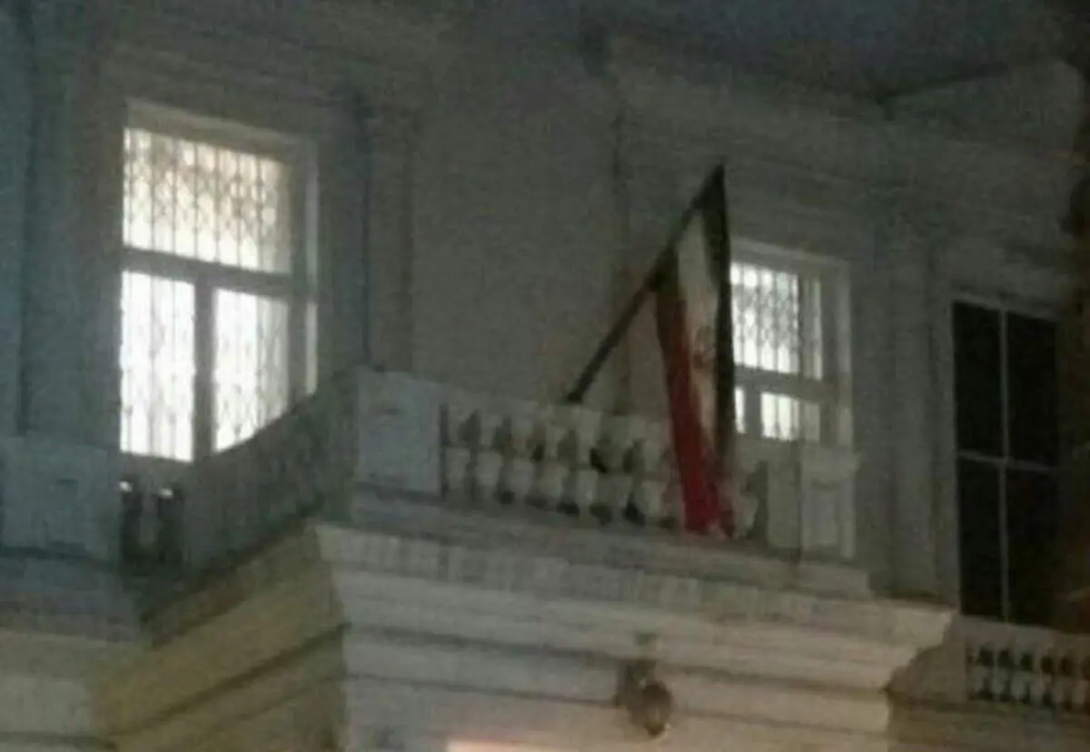 اهتزاز پرچم ایران در سفارت کشورمان در لندن