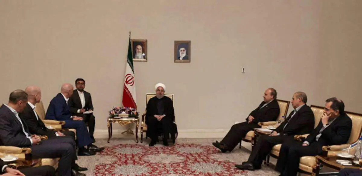 رئیس فیفا در فرودگاه با روحانی دیدار کرد +عکس
