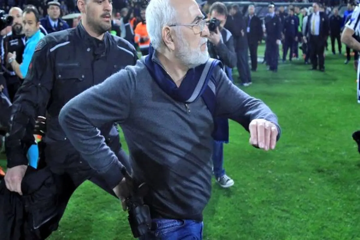 رئیس باشگاه فوتبال یونانی با اسلحه به میدان رفت