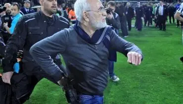 رئیس باشگاه فوتبال یونانی با اسلحه به میدان رفت