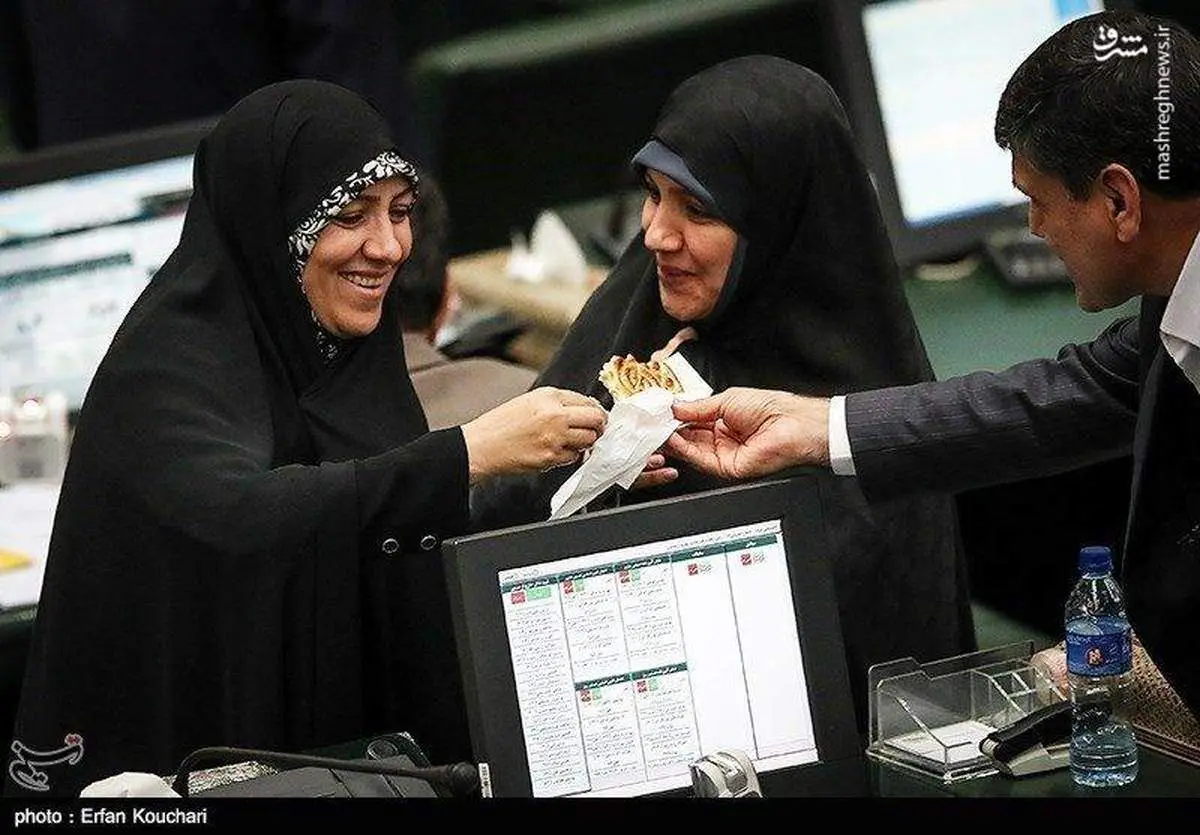 شیرینی خوری نمایندگان در جلسه استیضاح آقای وزیر! +عکس
