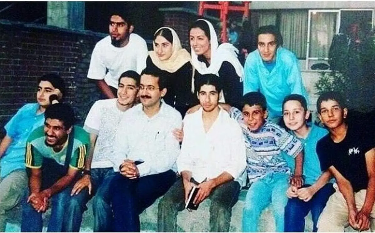 نوید محمدزاده در یک عکس یادگاری قدیمی