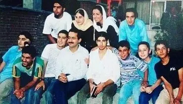 نوید محمدزاده در یک عکس یادگاری قدیمی