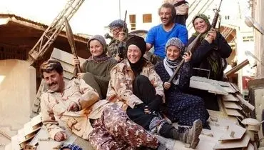 عکسی از خانواده نقی معمولی روی نفربر زرهی