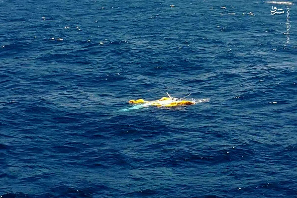 کشف لاشه بالگرد سقوطکرده در خلیج فارس +عکس