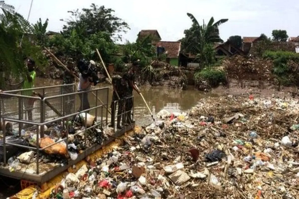 انسداد یک رود با کوه پلاستیکی در اندونزی