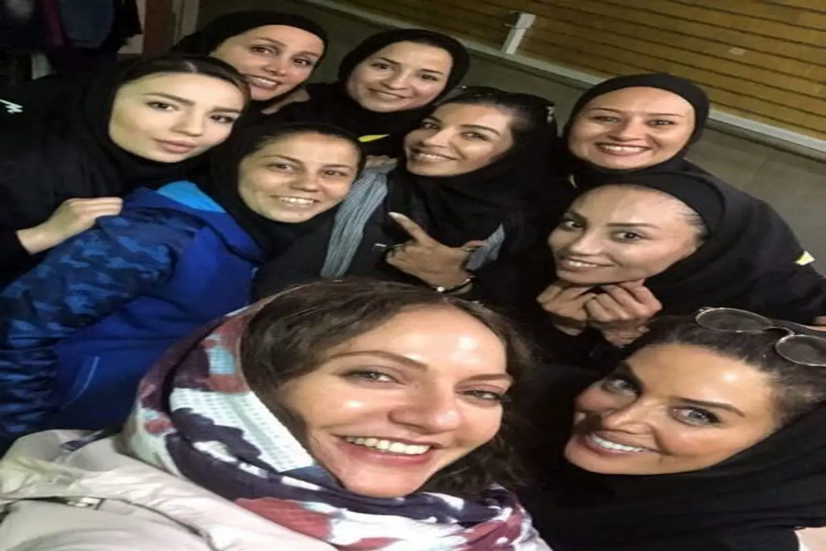 سلفی بازیگر زن با دختران فوتسالیست ایران