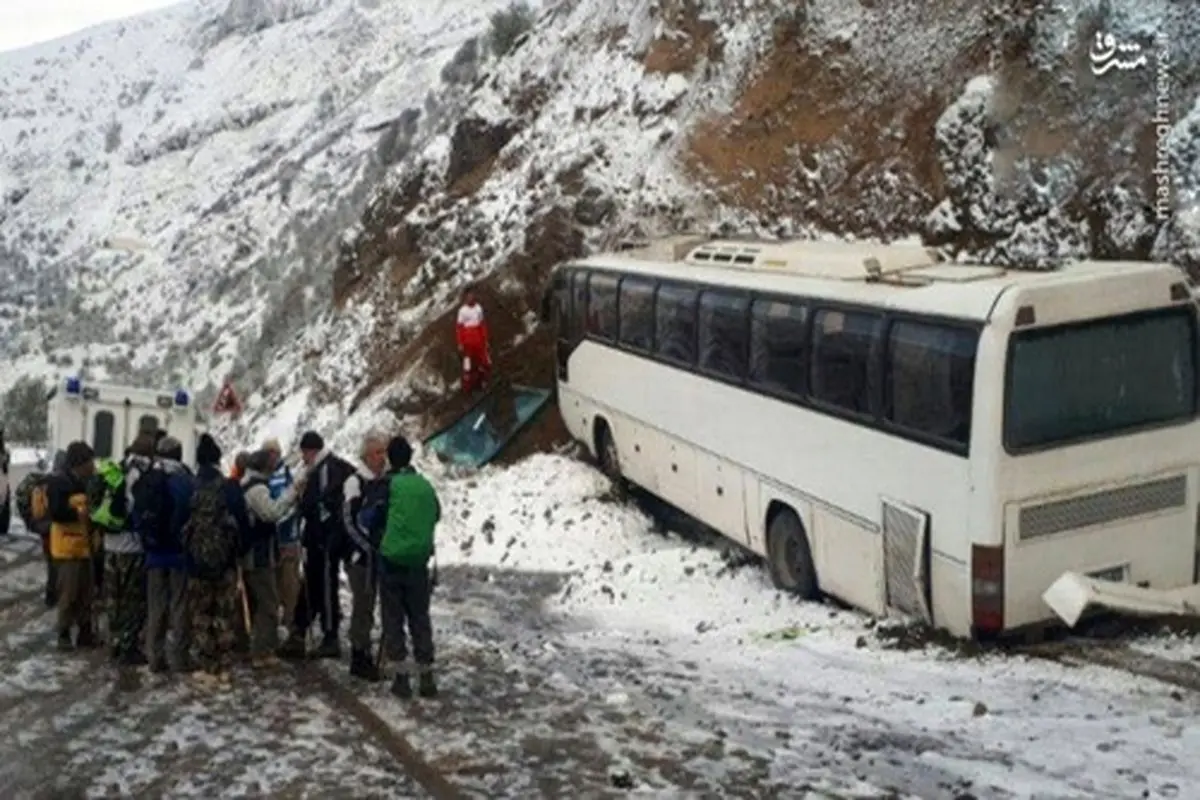 برخورد اتوبوس مسافربری با کوه در گردنه برفی حیران +عکس