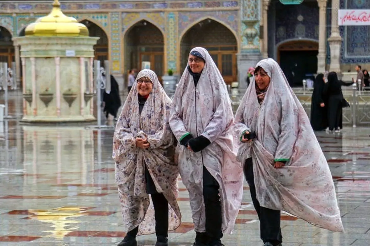 حجاب گردشگران خارجی در حرم حضرت معصومه +عکس