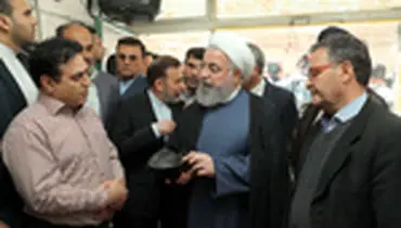 ﻿بازدید روحانی از بازار و کارگاه‌های تولید کفش تبریز