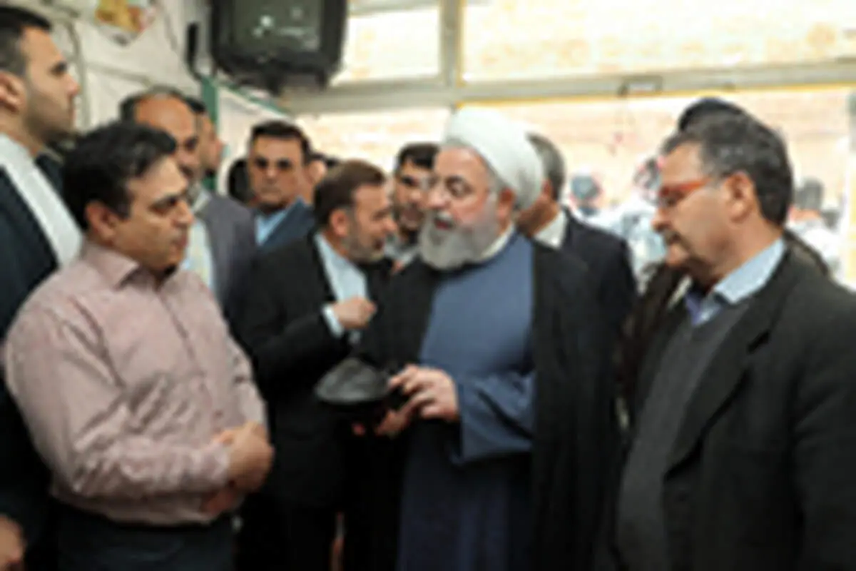 بازدید روحانی از بازار و کارگاه‌های تولید کفش تبریز