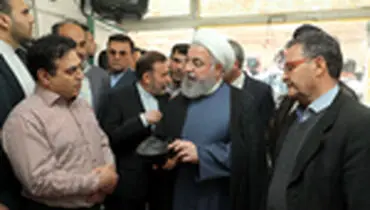 بازدید روحانی از بازار و کارگاه‌های تولید کفش تبریز