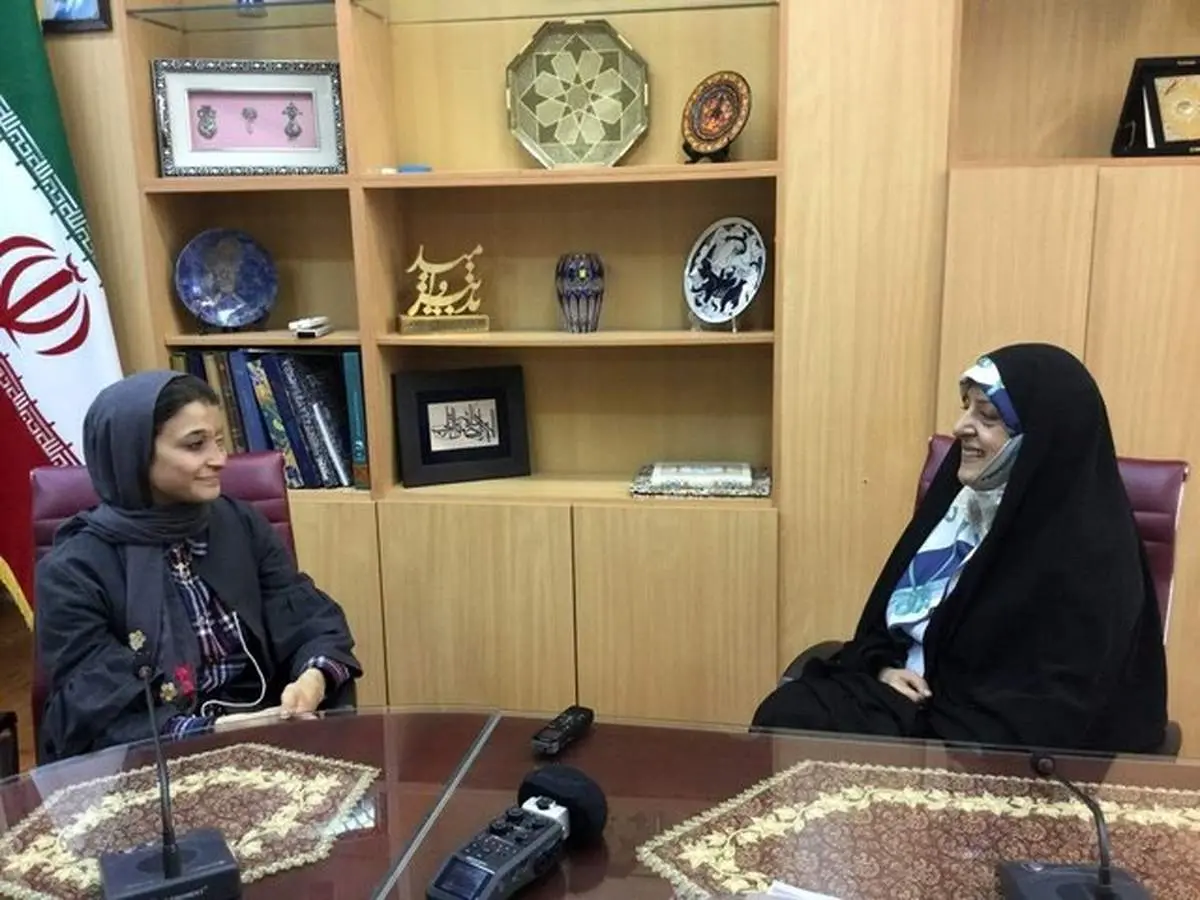 دیدار ابتکار با یکی از قربانیان اسید‌پاشی +عکس