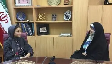 دیدار ابتکار با یکی از قربانیان اسید‌پاشی +عکس