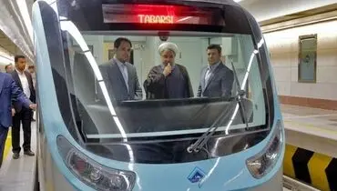 متروسواری رئیس‌جمهور در مشهد +عکس