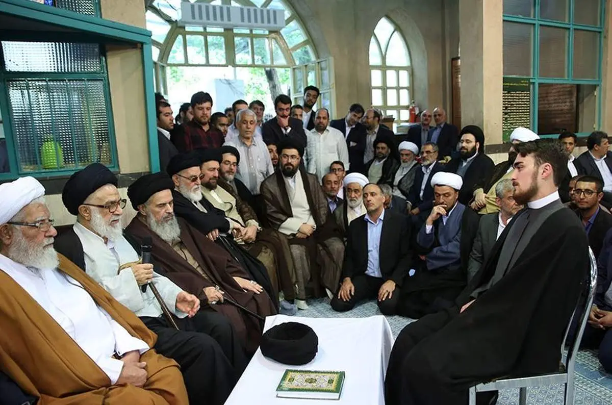 واکنش تأمل برانگیز به مراسم ملبس شدن سید احمد خمینی به لباس روحانیت!