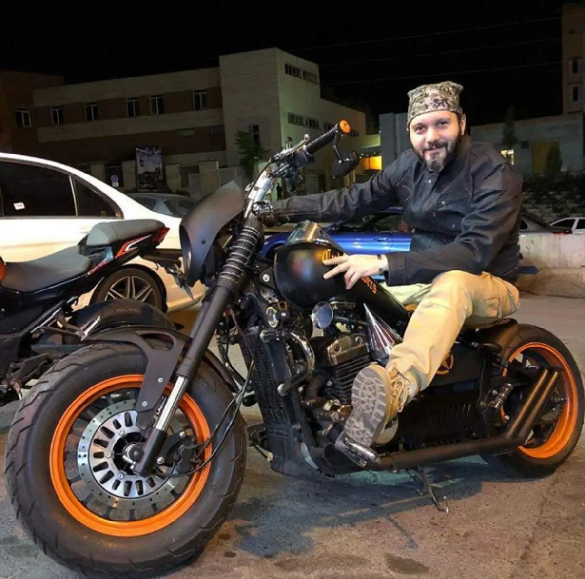 شبگردی کامبیز دیرباز و یار بامعرفتش! +عکس