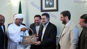 اهدای کیف زنانه به وزیر احمدی نژاد! +عکس