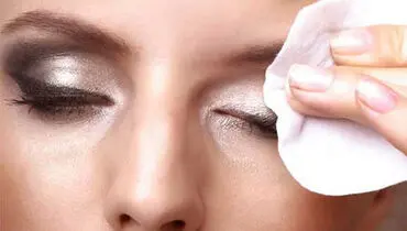 آرایش چشمتان را با وازلین پاک کنید!