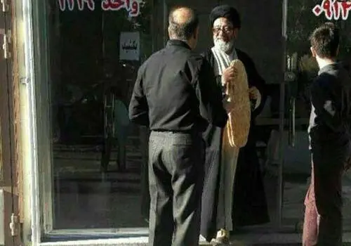 آخرین بوسه پدر بر رخسار پسر+فیلم / لحظه غم انگیز وداع پدر شهید سید محمدعلی آل هاشم 
