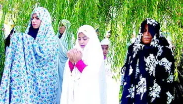 حکم نماز خواندن زن با بلوز و شلوار