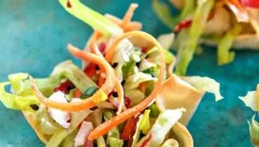 طرز تهیه سالاد آسیایی کاسه‌ ای با تزیین گشنیز و کنجد