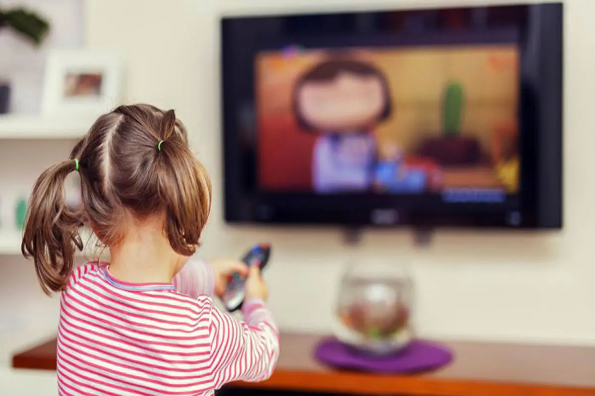 تماشای تلویزیون برای نوزادان مفید است یا مضر؟
