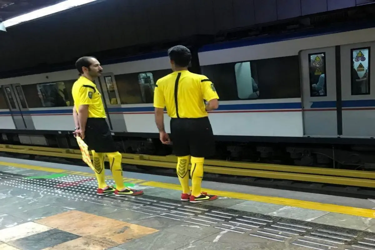 داوران فوتبال در متروی تهران چه می‌کنند؟ +عکس