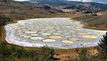 دریاچه خال خالی در کانادا