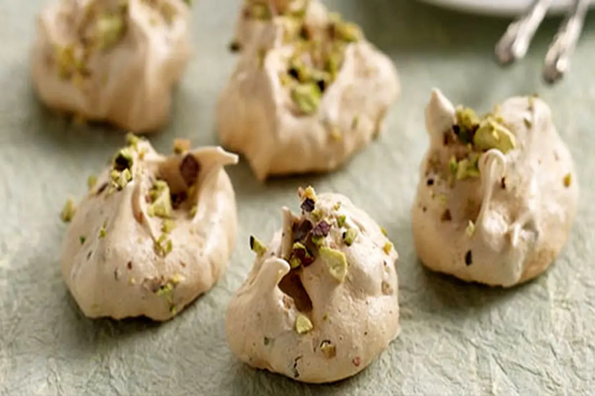 طرز تهیه شیرینی نوستالژیک و خاطره انگیز پفک بادامی