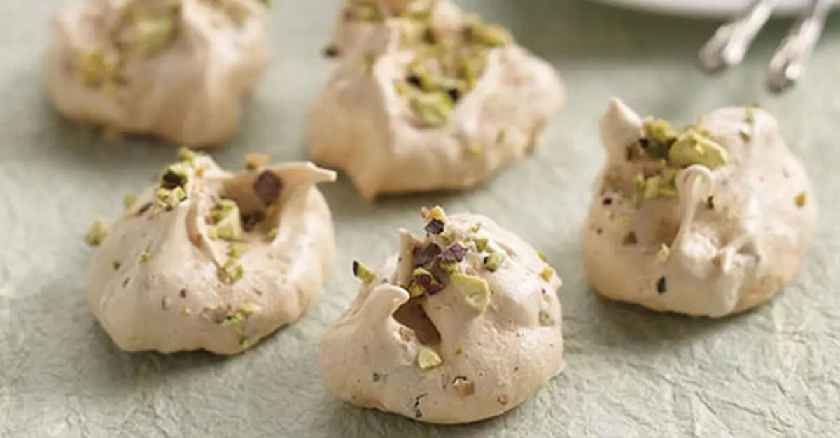طرز تهیه شیرینی نوستالژیک و خاطره انگیز پفک بادامی