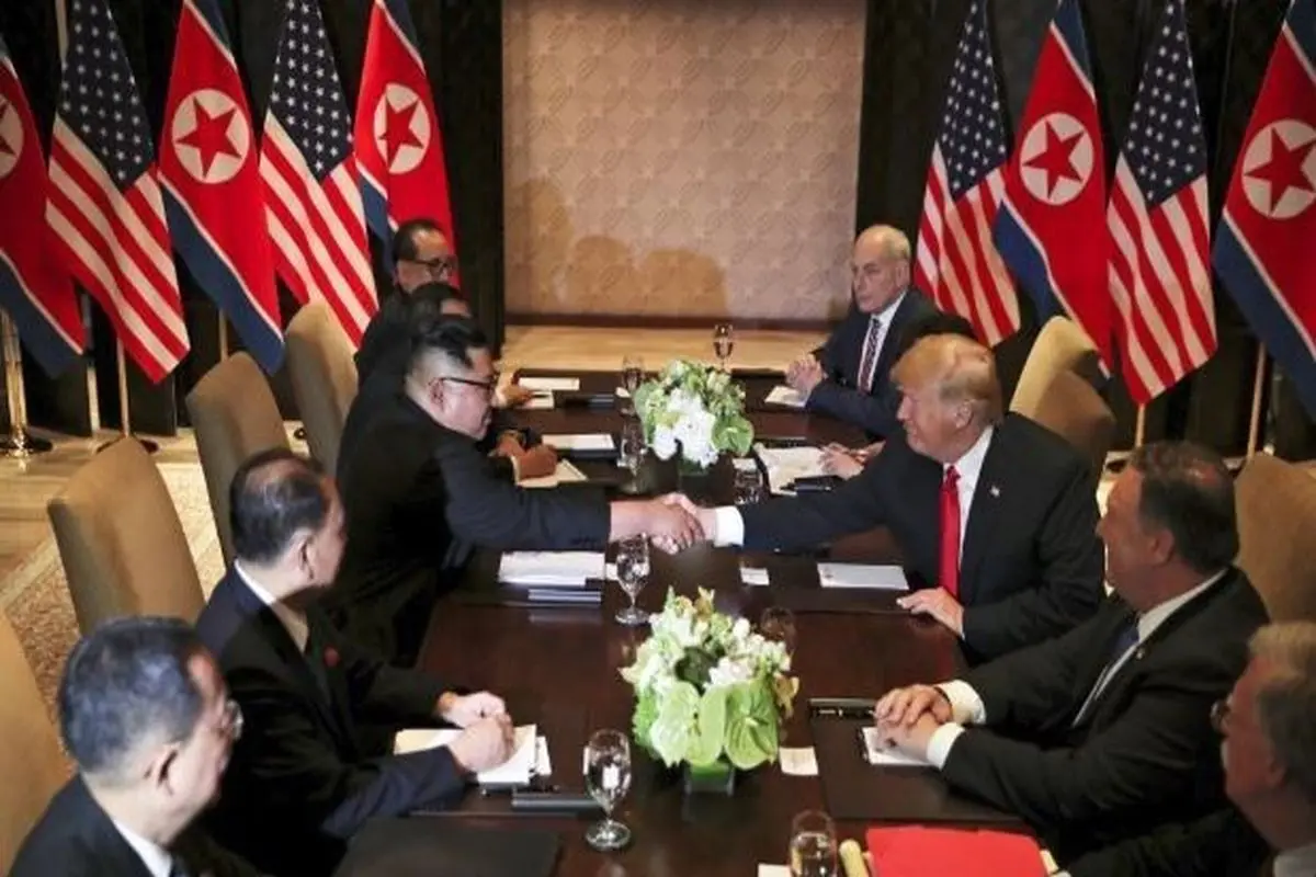 سران آمریکا و کره شمالی سر یک میز+عکس