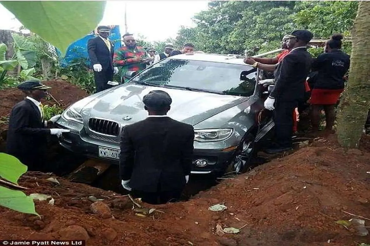 دفن یک مرد با ماشین گرانقیمتش بجای تابوت! +عکس