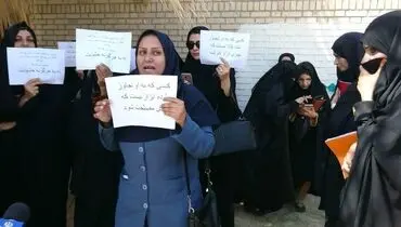عکس/ تجمع زنان ایرانشهری در فرمانداری شهر