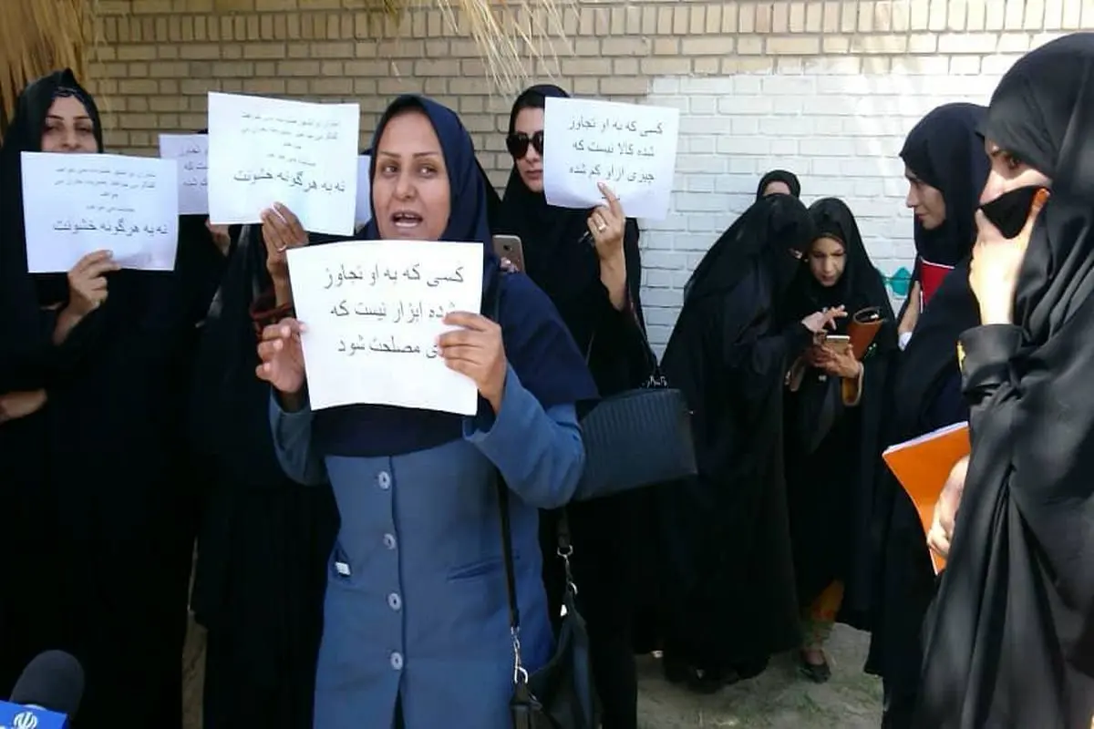 عکس/ تجمع زنان ایرانشهری در فرمانداری شهر