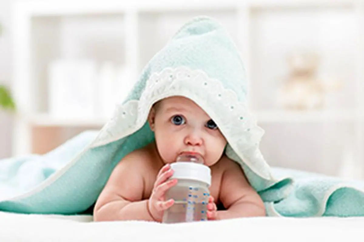 چرا تا ۶ ماهگی آب دادن به نوزاد خطرناک است؟