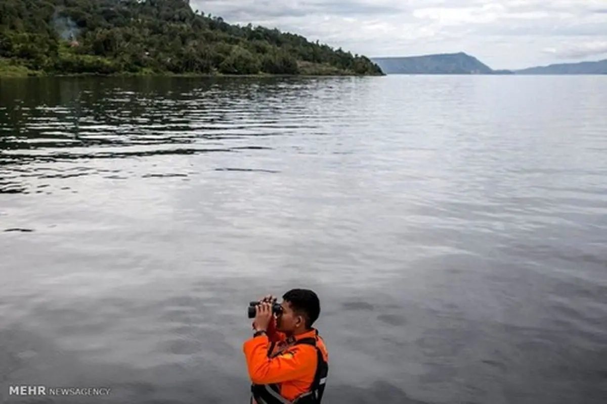غرق شدن یک کشتی مسافری در اندونزی +عکس