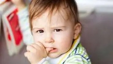 با ناخن جویدن کودک چگونه برخورد منطقی کنیم؟