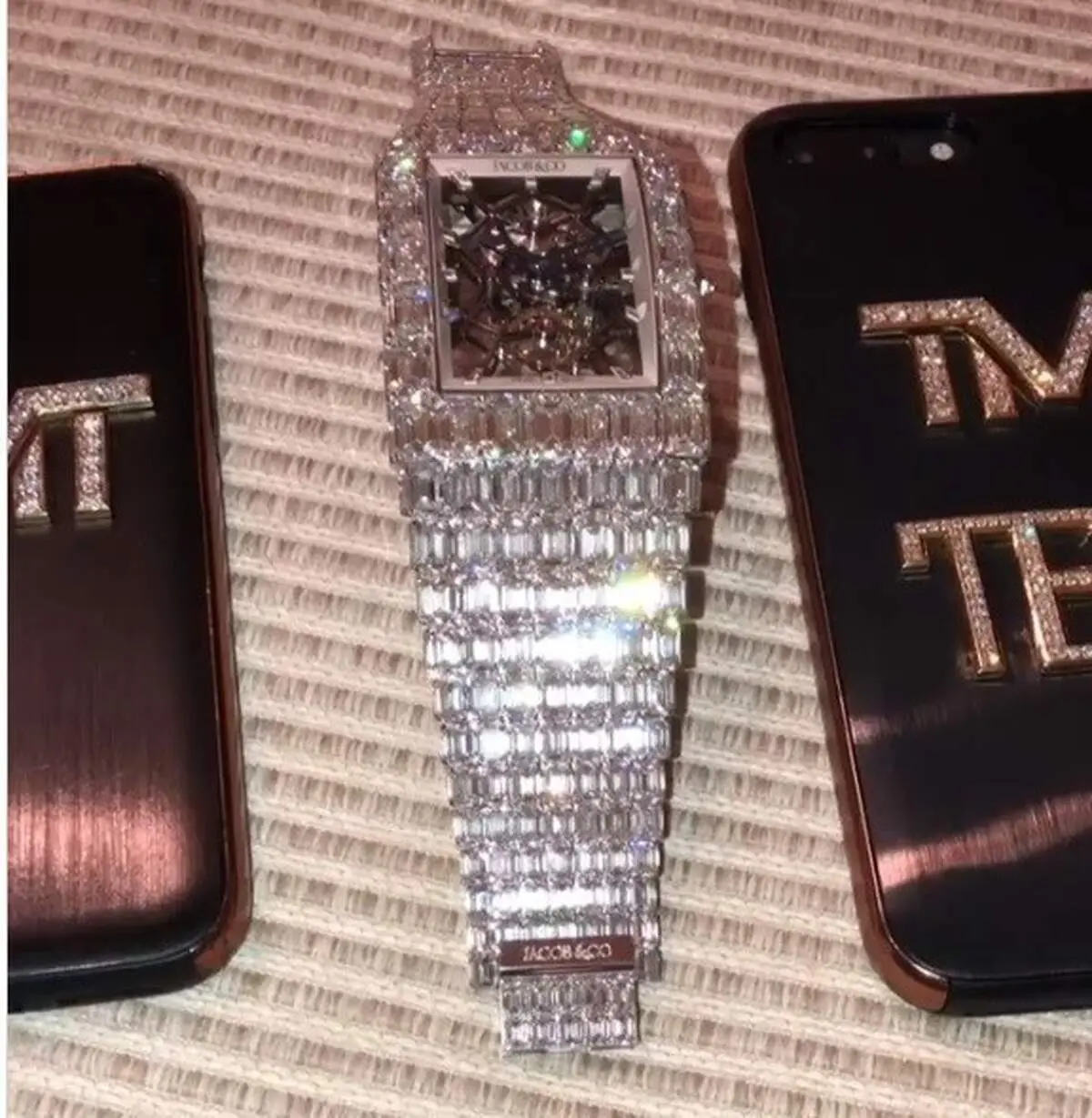 «ساعت میلیاردی» ﺑﻮﮐﺴﻮر ﻣﻌﺮوف +عکس