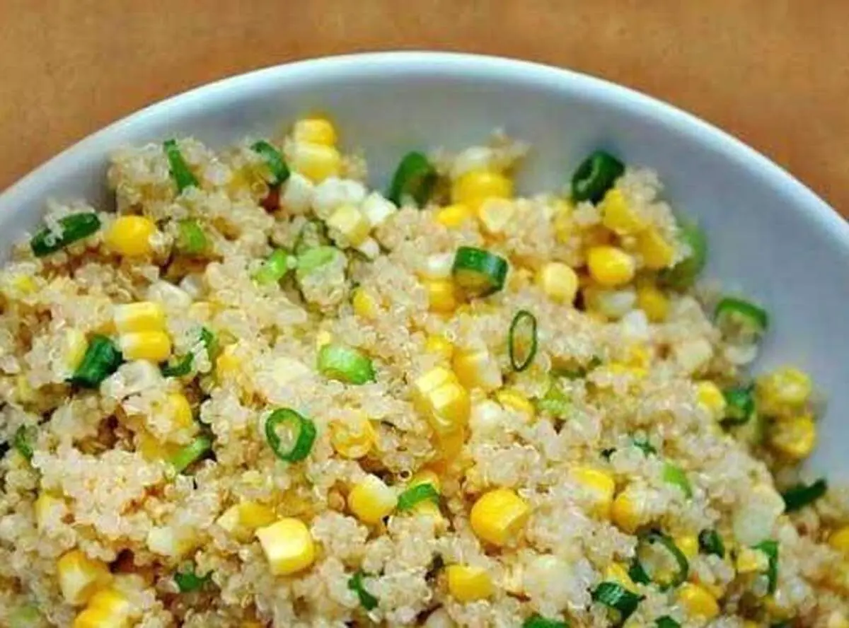 طرز تهیه سالاد کوینولا با ذرت و پیازچه