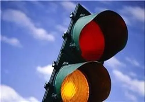 رنگ های چراغ راهنمایی تغییر میکند؟